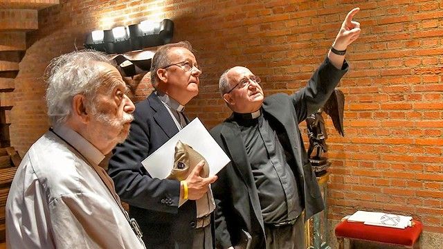 rector_lourdes_torreciudad El rector del santuario de Lourdes, Michel Dabaunes (en el centro), visitó Torreciudad y alabó el realismo de su retablo de la Sagrada Familia.